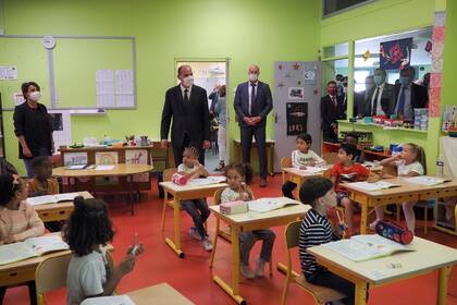 El primer ministro francés Jean Castex visita un aula el primer día de regreso a clases, en la escuela primaria Louis de Frontenac en Chateauroux, Francia central