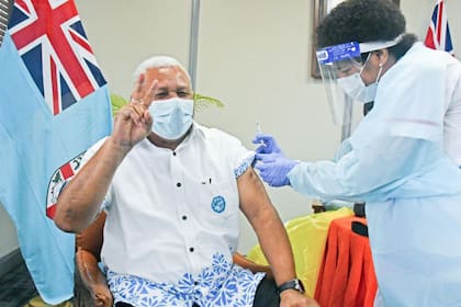 El primer ministro Frank Bainimarama al ser vacunado contra Covid-19
