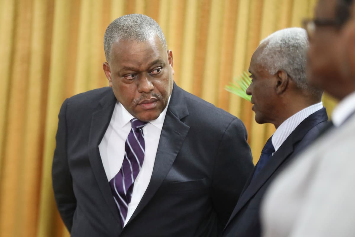 El primer ministro haitiano, Garry Conille (izquierda) habla con el presidente del consejo, Edgard Leblanc Fils, durante su ceremonia de investidura en Puerto Príncipe, Haití, en junio pasado