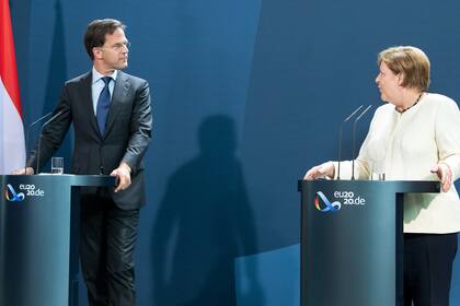 El primer ministro holandés, Mark Rutte,y la canciller alemana Angela Merkel. Ambos defienden posturas enfrentadas sobre cómo financiar la salida de la crisis