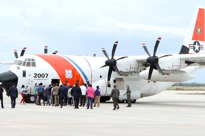 El primer ministro Hubert MInnis aborda un avión de la Guardia Costera de EE. UU., a Ábaco para examinar los daños causados ??por el huracán Dorian