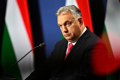 El primer ministro húngaro Viktor Orbán llega a una conferencia de prensa en Budapest, Hungría, el jueves 21 de diciembre de 2023.