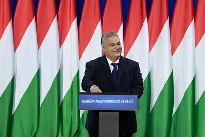El primer ministro húngaro Viktor Orban pronuncia su discurso anual sobre el "Estado de Hungría" en Budapest, sábado 17 de febrero de 2024. El mensaje en el podio dice "Para nosotros, Hungría está primero!" (Szilard Koszticsak/MTI via AP)