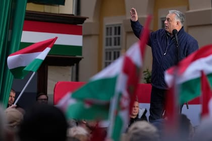El primer ministro húngaro, Viktor Orban, saluda a sus seguidores durante un mitin electoral en Székesfehérvár, Hungría, el viernes 10 de abril de 2026