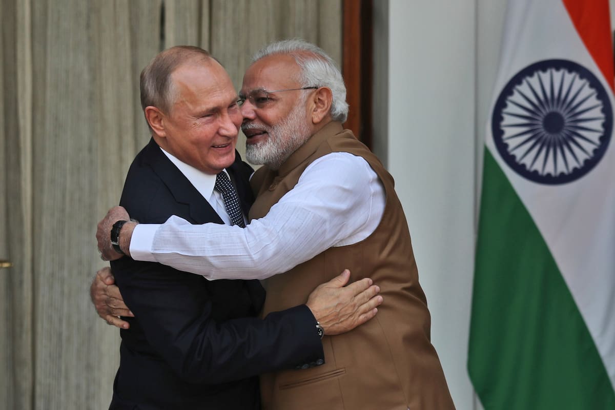 El primer ministro indio, Narendra Modi, abraza al presidente de Rusia, Vladimir Putin, antes de su reunión en Nueva Delhi