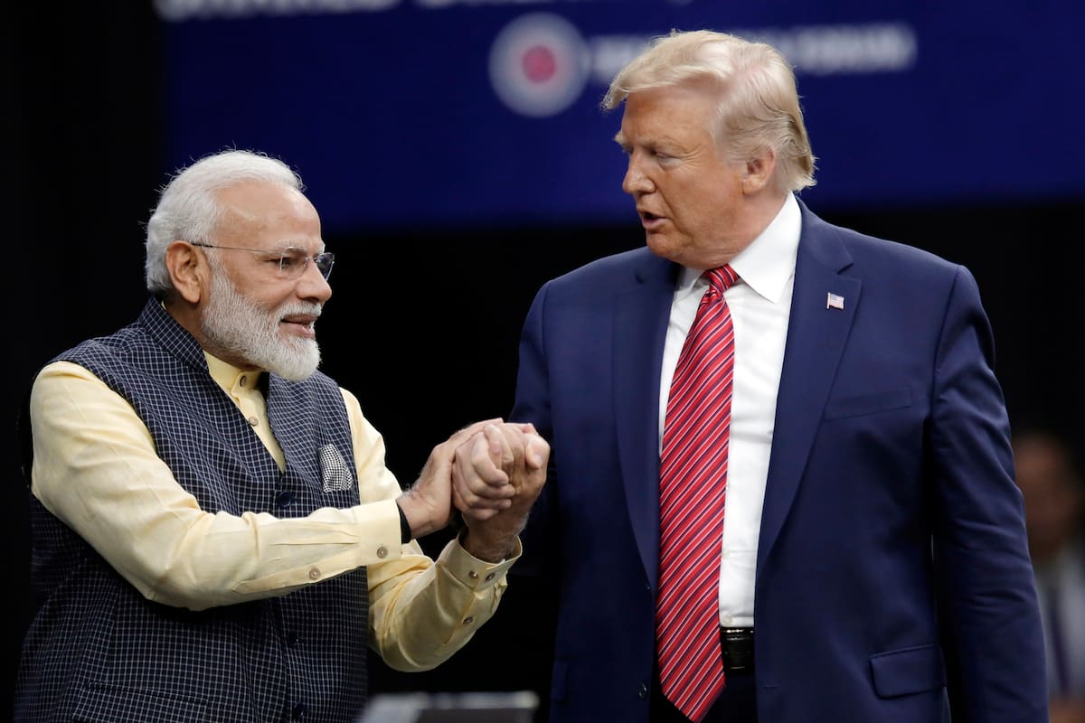 El primer ministro indio Narendra Modi, izquierda, y el presidente estadounidense Donald Trump se saludan tras ser anunciados durante el evento "Howdi Modi", el 22 de septiembre de 2019, en el NRG Stadium de Houston.