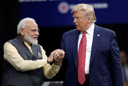El primer ministro indio Narendra Modi y el presidente estadounidense Donald Trump se saludan tras ser anunciados durante el evento "Howdi Modi", el 22 de septiembre de 2019, en el NRG Stadium de Houston. (AP Doto/Michael Wyke, archivo)