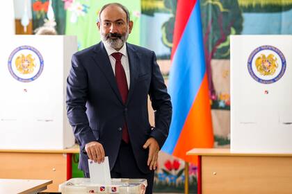 El primer ministro interino de Armenia, Nikol Pashinyan, emite su voto en una casilla durante las elecciones parlamentarias, el domingo 20 de junio de 2021, en Ereván, Armenia. (Tigran Mehrabyan/PAN Foto vía AP)