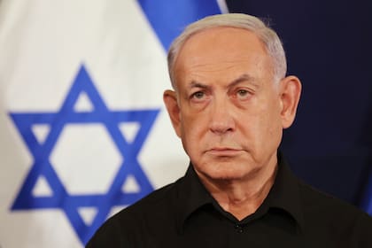 El primer ministro israelí Benjamin Netanyahu durante una conferencia de prensa con el Ministro de Defensa Yoav Gallant, y el ministro del gabinete Benny Gantz, en Tel Aviv, Israel