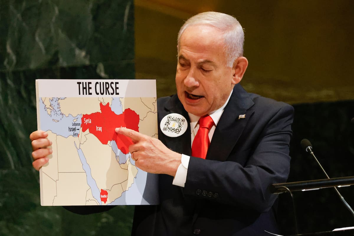 El primer ministro israelí Benjamin Netanyahu sostiene un mapa durante su discurso en el 80mo período de sesiones de la Asamblea General de Naciones Unidas, el viernes 26 de septiembre de 2025, en la sede de la ONU
