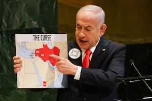 El primer ministro israelí Benjamin Netanyahu sostiene un mapa durante su discurso en el 80mo período de sesiones de la Asamblea General de Naciones Unidas, el viernes 26 de septiembre de 2025, en la sede de la ONU