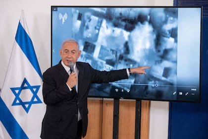 El primer ministro israelí, Benjamin Netanyahu, muestra una presentación de diapositivas durante una sesión informativa para los embajadores en Israel
