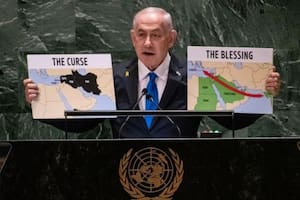 El primer ministro israelí, Benjamin Netanyahu, muestra dos mapas ante la Asamblea General de la ONU en la que no aparecen los territorios palestinos