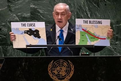 El primer ministro israelí, Benjamin Netanyahu, muestra dos mapas ante la Asamblea General de la ONU en la que no aparecen los territorios palestinos