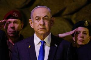 El primer ministro israelí, Benjamin Netanyahu, delante, asiste a una ceremonia de colocación de coronas conmemorativas del Día de la Memoria del Holocausto, el 6 de mayo de 2024