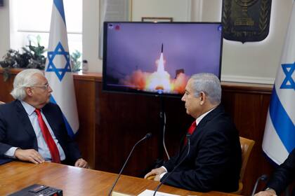 El primer ministro israelí Benjamin Netanyahu, derecha, y el embajador estadounidense a Israel, David Friedman, durante una reunión del gabinete en Jerusalén, 28 de julio de 2019. 
(Menahem Kahana/Pool vía AP, Archivo)