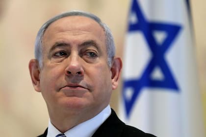 El primer ministro israelí, Benjamin Netanyahu, asiste a una reunión de gabinete del nuevo gobierno en el Chagall State Hall en la Knéset (parlamento israelí) en Jerusalén el 24 de mayo de 2020