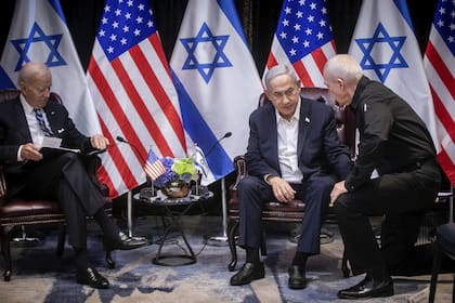 El primer ministro israelí Benjamin Netanyahu, segundo a la derecha, conversa con el ministro de Defensa Yoav Gallant, a la derecha, durante su reunión con el presidente estadounidense Joe Biden, a la izquierda, para discutir la guerra entre Israel y Hamás, en Tel Aviv, Israel, el miércoles 18 de octubre de 2023. (Miriam Alster/Pool Photo vía AP)