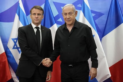 El primer ministro israelí, Benjamin Netanyahu, da la bienvenida al presidente francés, Emmanuel Macron, antes de sus conversaciones en Jerusalén, el martes 24 de octubre de 2023.