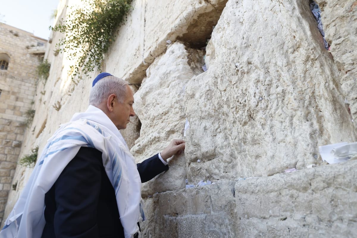 El primer ministro israelí Benjamin Netanyahu en el Muro de los Lamentos