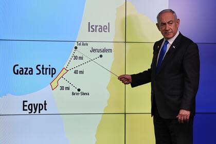 El primer ministro israelí Benjamin Netanyahu se apoya con un mapa para dar una conferencia de prensa en la Oficina de Prensa del Gobierno, el miércoles 4 de septiembre de 2024, en Jerusalén. (Abir Sultan/Foto compartida vía AP)