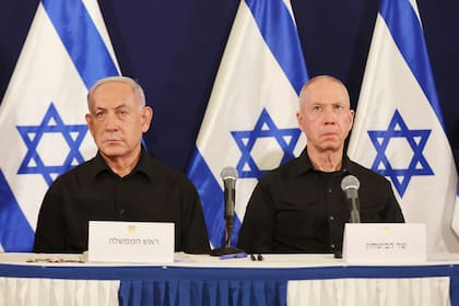 El primer ministro israelí, Benjamin Netanyahu, y el ministro de Defensa Yoav Gallant participan en una conferencia de prensa en la base militar Kirya, el sábado 28 de octubre de 2023, en Tel Aviv, Israel