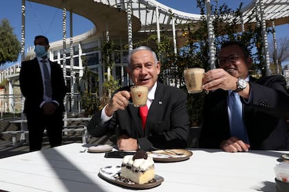 El primer ministro israelí, Benjamin Netanyahu, y el alcalde de Jerusalén, Moshe Lion, visitan un restaurante recientemente reabierto en Jerusalén el 7 de marzo de 2021