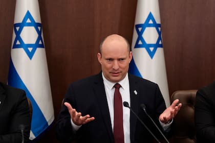 El primer ministro israelí Naftali Bennett habla durante una reunión de gabinete en su oficina, en Jerusalén, el domingo 19 de junio de 2022.