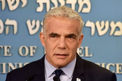 El primer ministro israelí, Yair Lapid, habla sobre Irán durante una rueda de prensa en sus oficinas en Jerusalén, el miércoles 24 de agosto de 2022. (Debbie Hill/Pool vía AP)