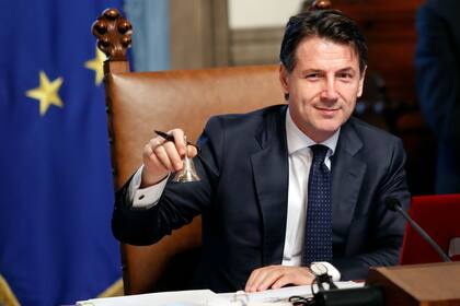 El primer ministro italiano, Giuseppe Conte, convoca a sus ministros a la primera reunión de gabinete del gobierno populista