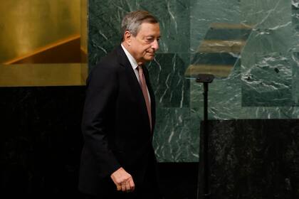 El primer ministro italiano Mario Draghi arriba a la Asamblea General de la ONU el 20 de septiembre de 2022. Draghi y otros mandatarios europeos criticaron el jueves 29 de septiembre de 2022 el anuncio de Rusia de que anexará las regiones de Ucrania donde realizó referendos. (AP Foto/Jason DeCrow)