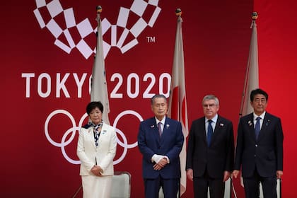 El primer ministro japonés, Shinzo Abe junto a Bach.
