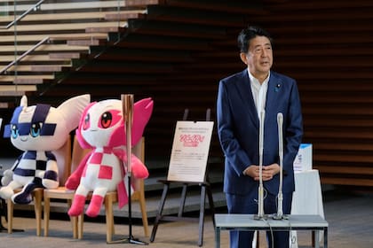 El primer ministro japonés, Shinzo Abe, dio hoy una conferencia de prensa; al fondo se ven las mascotas de los Juegos Olímpicos y Paraolímpicos