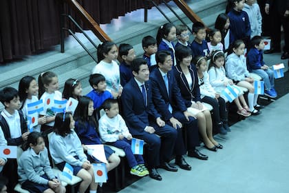 El primer ministro japonés Shinzo Abe durante el encuentro con representantes de la colectividad nikkei en el Centro Okinawense Argentino