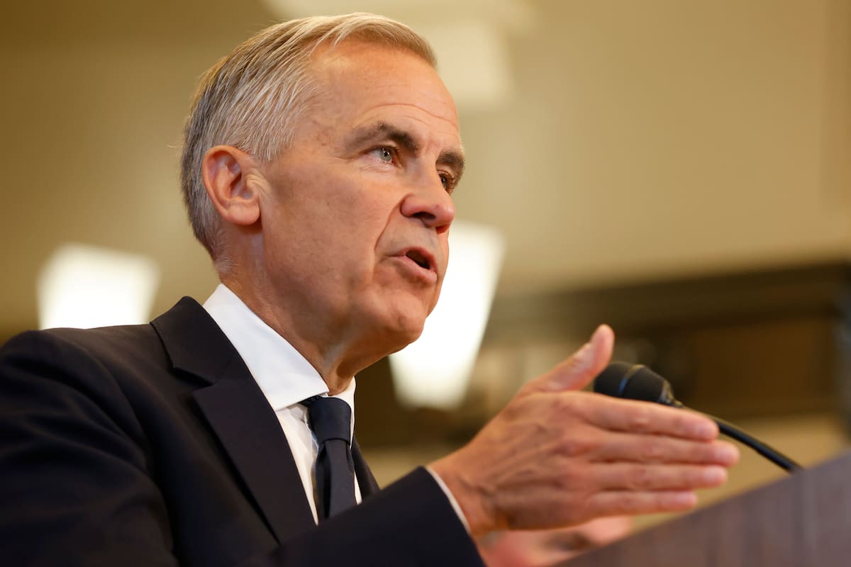 El primer ministro Mark Carney habla sobre la respuesta de Canadá a los nuevos aranceles de Estados Unidos, durante una conferencia de prensa en la sede del Parlamento, en Ottawa, Canadá, el sábado 22 de agosto de 2026