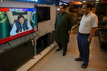 El primer ministro paquistaní, Imran Khan, se dirigió ayer al país y advirtió que la disputa de Cachemira podría desembocar en una guerra nuclear con India