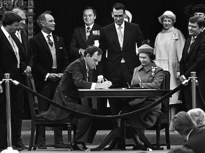 El primer ministro Pierre Trudeau recibe a Isabel II cuando era primer ministro