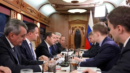 El primer ministro ruso Dmitry Medvedev realizó una reunión en la sala de conferencias del tren en 2019.