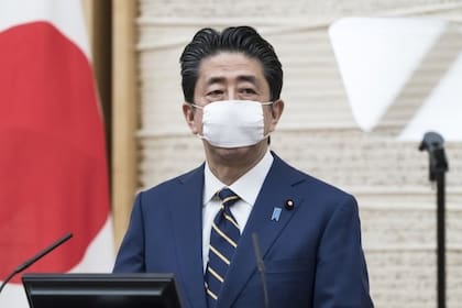El primer ministro, Shinzo Abe, declaró el estado de emergencia basándose en una ley reformada en marzo que lo habilita para hacerlo.