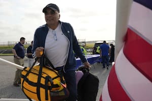 El primer operativo oficial del programa “Vuelta a Casa” trasladó a migrantes hondureños y colombianos que accedieron a salir del país de forma voluntaria