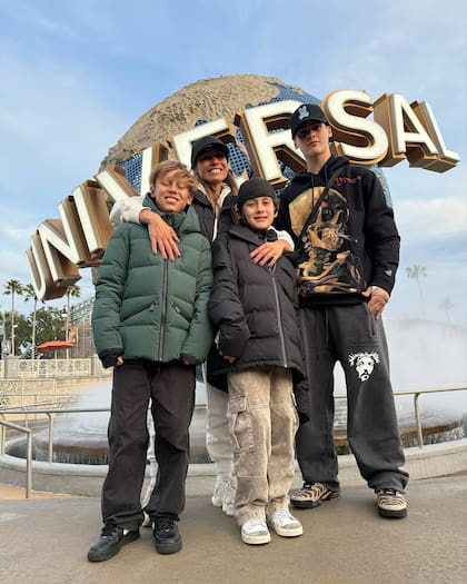 El primer parque que eligieron para su aventura familiar fue el de Universal Studios, donde se los vio muy abrigados debido a las bajas temperaturas del hemisferio norte, donde es invierno