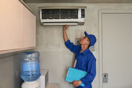 El primer paso es desenchufar el aire acondicionado de la corriente eléctrica