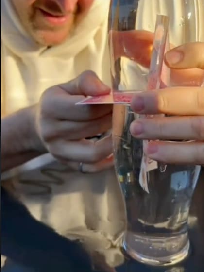 El primer paso para la solución de sacar el billete, fue introducir una carta en medio de los vasos