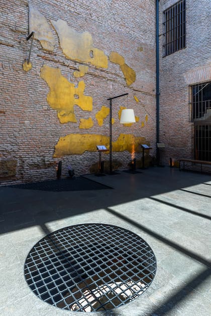 El primer patio estaba destinado a recibir invitados y huéspedes, y para hacer las tertulias. La familia dormía en el primer piso y tenía vista al segundo patio, donde estaba el comedor.,