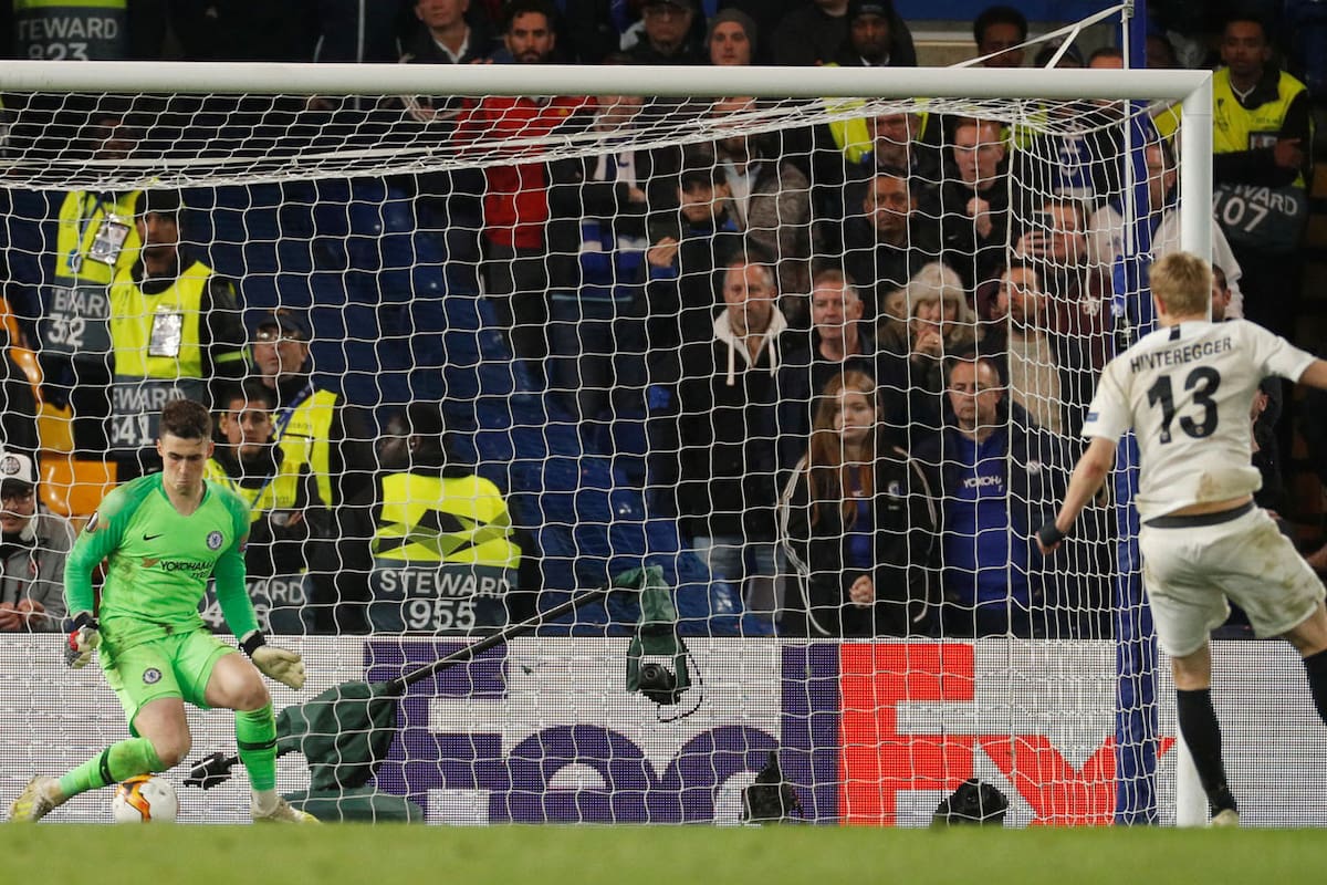 El primer penal que detuvo Kepa: aseguró con su rodilla derecha.