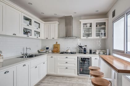 El primer piso alberga el living y el comedor, además de una amplia cocina, y un toilette.