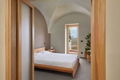El primer piso consta de una pequeña sala, una habitación principal con cama tamaño king y un baño privado.