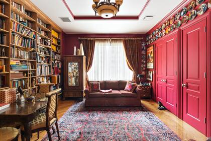 El primer piso también da lugar a una biblioteca.