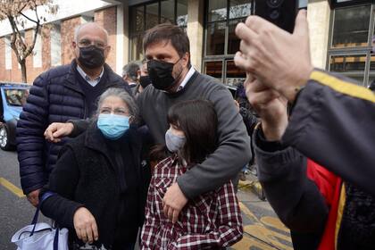 El primer precandidato a diputado nacional por la ciudad de Buenos Aires del Frente de Todos (FdT), Leandro Santoro, votó hoy en una escuela porteña, donde afirmó que "la elección arrancó muy bien, con todos los protocolos y las medidas sanitarias", y pidió a los porteños que "vayan a votar" porque así "se fortalece la democracia"