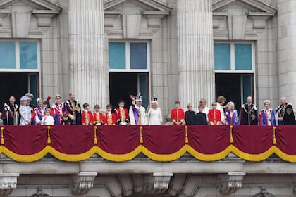 El primer saludo de los Reyes al pueblo desde el balcón de Buckingham. De izquierda a derecha, lo acompañan los duques de Edimburgo y sus hijos, Lady Louise y James, conde de Wessex; los príncipes de Gales y sus hijos menores, Charlotte y Louis; y los pajes de Carlos III, Lord Oliver Cholmondeley, el príncipe George, Nicholas Barclay y Ralph Tollemache. En tanto, en su debut en el balcón como Reina, Camilla tuvo a sus afectos cercanos. A su derecha están sus nietos Freddy Parker Bowles y Louis Lopes; su sobrino nieto Arthur Elliot, su hermana Annabel Elliot y otro de sus nietos, Gus Lopes. También una de sus “ladies in attendance”, la marquesa de Lansdowne. Se sumaron los duques de Kent y los de Gloucester, que eran muy queridos por Isabel II.